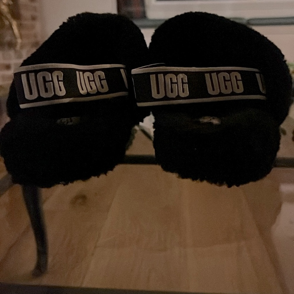 UGG HOUSESHOES